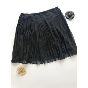 Black pleated mini skirt